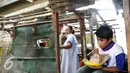 Seorang anak tengah menikmati sebungkus mie yang menjadi makan siang terakhirnya di rumahnya, Jakarta, Rabu (2/3). Pemprov DKI membongkar 385 bangunan tersebut berdasarkan Perda No 8 Tahun 2007 tentang ketertiban umum. (Liputan6.com/Yoppy Renato)