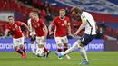 Striker Inggris, Harry Kane melakukan eksekusi penalti yang berbuah gol pertama Inggris ke gawang Polandia dalam laga lanjutan Kualifikasi Piala Dunia 2022 Zona Eropa Grup I di Wembley Stadium, London, Rabu (31/3/2021). Inggris menang 2-1 atas Polandia. (AP/Catherine Ivill/Pool)