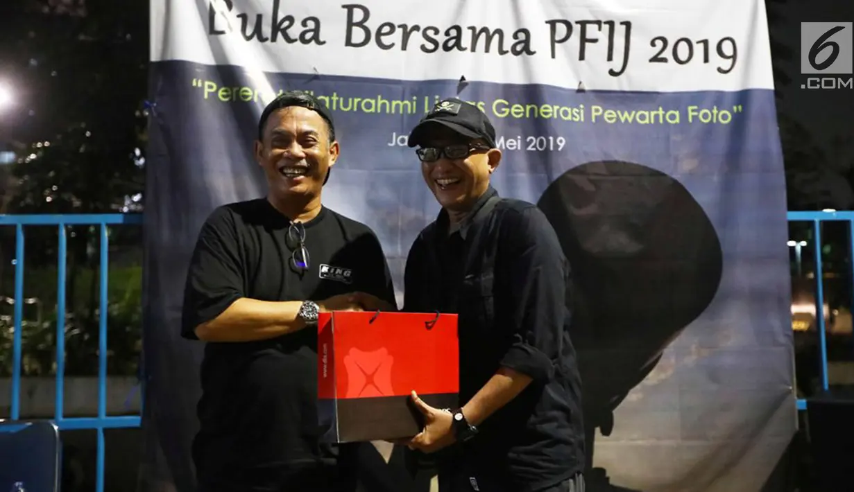 Ketua DPRD DKI Jakarta Prasetyo Edi Marsudi (kiri) saat menghadiri buka puasa bersama Pewarta Foto Indonesia Jakarta (PFIJ) di kawasan Bundaran HI, Jakarta, Jumat (18/5/2019). Buka puasa bersama ini mengambil tema 'Pererat Silahturahmi Lintas Generasi Pewarta Foto'. (Liputan6.com/Herman Zakharia)