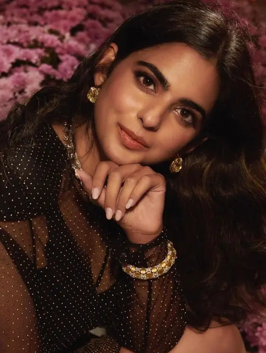Di sini, Isha Ambani tampil memukau mengenakan gaun dari Louis Vuitton berwarna hitam, yang semi transparan. Isha menyempurnakan penampilannya dengan anting, kalung, dan gelang berlian kuning yang kontras mencolok, namun serasi dengan keseluruhan penampilannya. [Foto: Instagram/davincicode7]