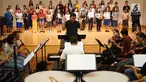 Konduktor Avip Priatna memimpin latihan jelang seri konser ke-10 The Resonanz Music Studio di Balai Resital Kertanegara, Jakarta, Kamis (22/8/2019). Konser Simfoni untuk Bangsa 2019 bertema ‘Mengenang 60 Tahun Elfa Secioria’ itu akan diselenggarakan pada 25 Agustus. (Liputan6.com/Immanuel Antonius)