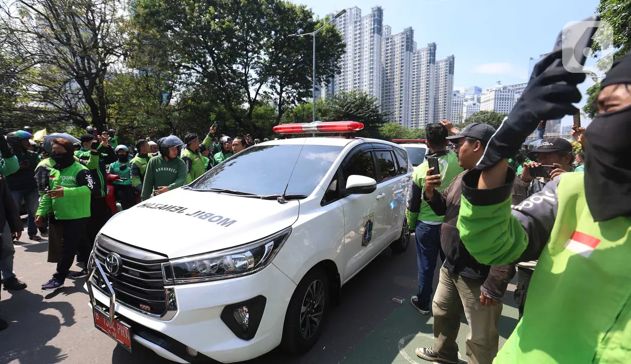 Ribuan orang pengemudi ojek online mengiringi prosesi pemakaman Affan Kurniawan (21) di Tempat Pemakaman Umum (TPU) Karet Bivak, Jakarta, Jumat (29/8/2025). (Kapanlagi.com/Budy Santoso)