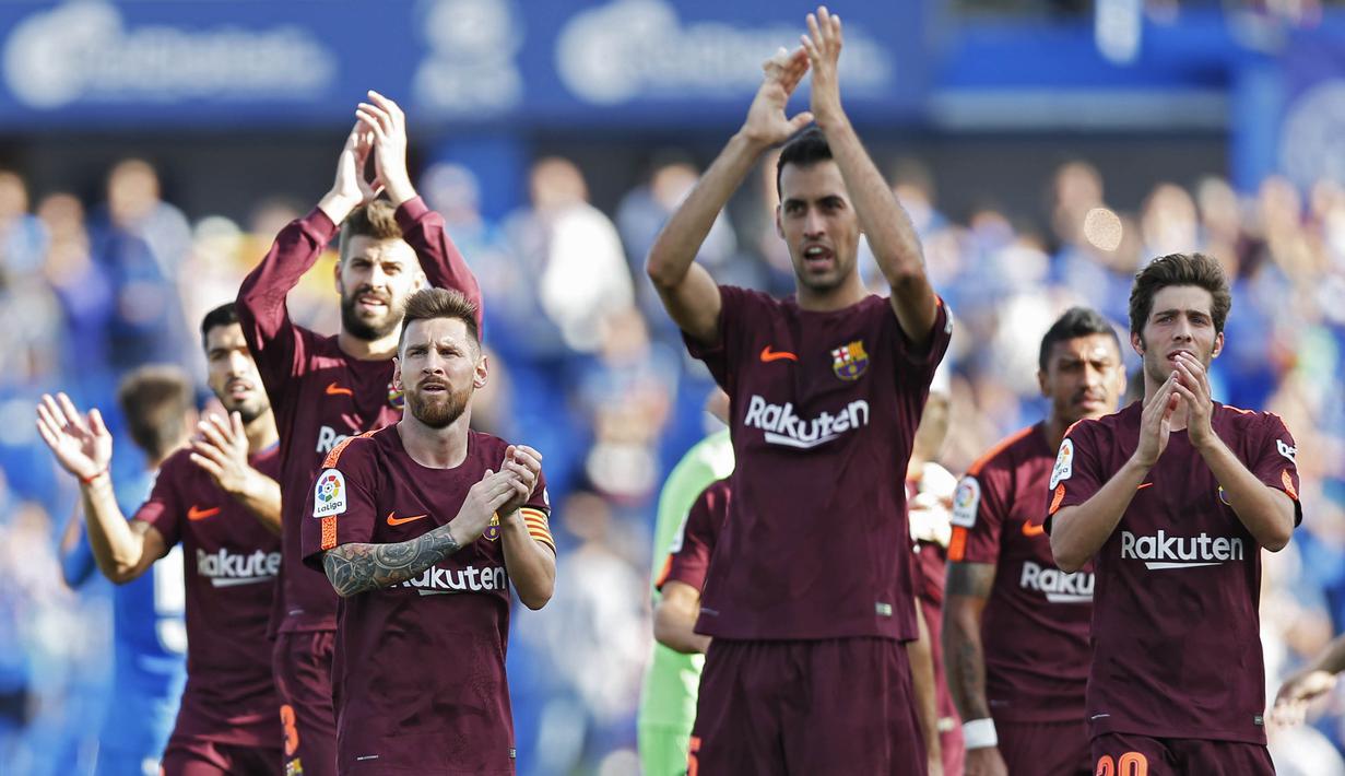 Para pemain Barcelona memberikan Aplaus kepada suporter usai laga melawan Getafe pada laga La Liga di Stadion Alfonso Perez, Sabtu (16/9/2017). Barcelona menang 2-1 atas Getafe. (AP/Francisco Seco)