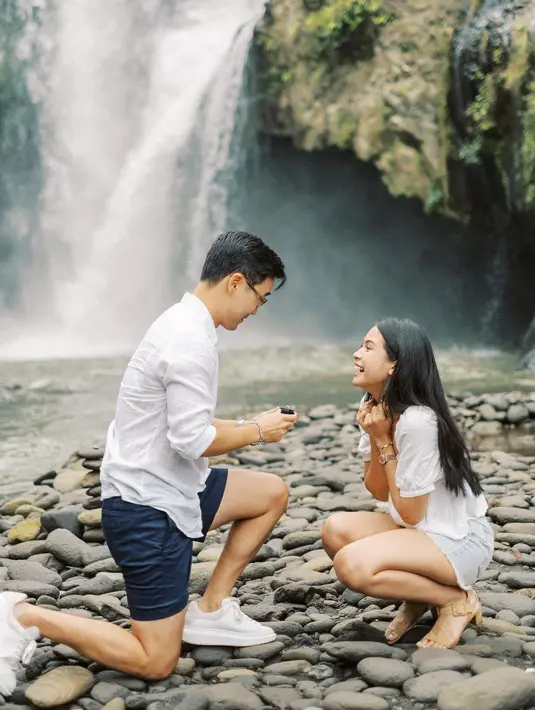 Tidak hanya momen lamarannya yang disorot, melainkan juga alas kaki yang dikenakan Maudy Ayunda. Liburan ke air terjun, Maudy Ayunda masih bisa tampil feminin dengan open toe block heels berwarna mocca. (instagram/maudyayunda)