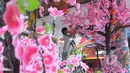 Seorang petugas tampak mendekorasi Vihara Amurva Bhumi, Jakarta, Sabtu (14/02/2015). Menjelang imlek sejumlah kelenteng mulai dipercantik (Liputan6.com/Andrian M Tunay)