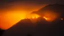 Kobaran api yang melanda lereng Gunung Merbabu terlihat dari Kecamatan Magelang, Jawa Tengah, Jumat (21/8/2015). Kebakaran yang sudah terjadi sejak dua hari yang lalu itu diduga akibat musim kemarau. (AFP PHOTO/SURYO WIBOWO)