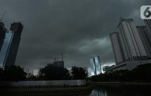 Suasana langit mendung di Jakarta, Sabtu (9/1/2021). Badan Meteorologi, Klimatologi, dan Geofisika (BMKG) memprediksi hujan ringan disertai petir dan angin kencang dengan durasi singkat akan mengguyur Jakarta pada siang dan sore hari ini. (merdeka.com/Imam Buhori)