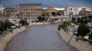 Kondisi jalan raya yang terendam banjir di Sanaa, Yaman, Selasa (2/8). Hujan lebat yang mengguyur Sanaa membuat salah satu ruas jalan di kota itu berubah seakan menjadi sungai. (REUTERS / Khaled Abdullah)