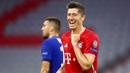 Pemain Bayern Munchen, Robert Lewandowski, melakukan selebrasi usai membobol gawang Chelsea pada laga Liga Champions di Allianz Arena, Sabtu (8/8/2020). Bayern Munchen menang 4-1 atas Chelsea. (AP/Matthias Schrader)