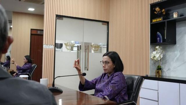 Menteri Keuangan Sri Mulyani rapat dengan jajaran Bea Cukai pada Sabtu, 27 April 2024 di Kantor Bea Cukai Soekarno Hatta. (Foto: Instagram @smindrawati)