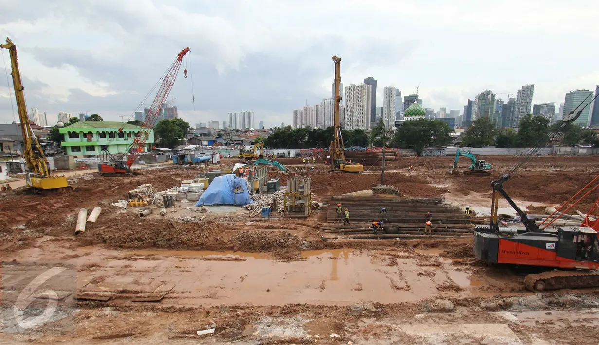Suasana proyek pembangunan Pasar Rumput, Manggarai, Jakarta, Rabu (8/2). Proyek pasar ini ditargetkan selesai tahun 2018 mendatang. (Liputan6.com/Angga Yuniar)