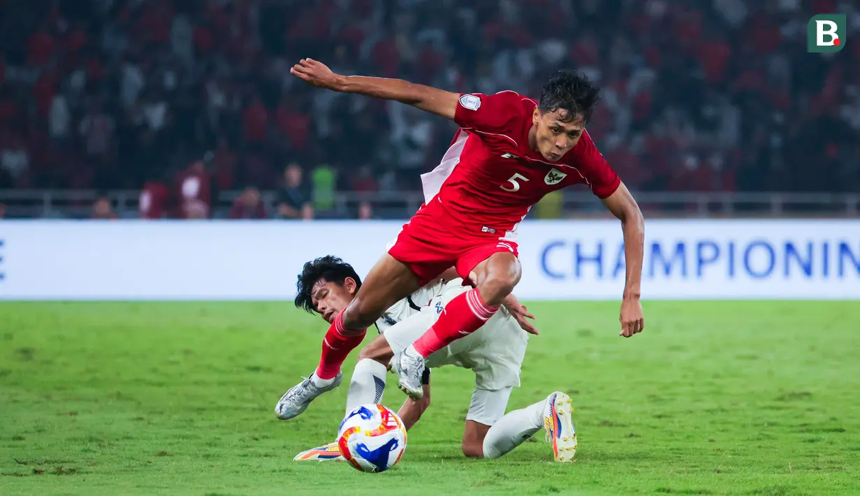 <p>Pemain Timnas Indonesia U-23, Dony Tri Pamungkas, berusaha melewati pemain Timnas Thailand U-23 pada laga semifinal Piala AFF U-23 2025 di Stadion Utama Gelora Bung Karno, Jakarta, Jumat (25/7/2025). (Bola.com/Abdul Aziz)</p>