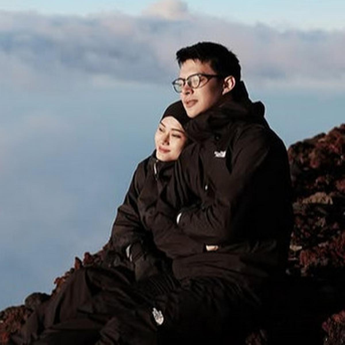 Rayakan Anniversary ke-5, Potret Dinda Hauw dan Rey Mbayang Taklukkan Gunung Fuji