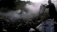  Sejumlah warga di Makassar terpaksa membakar sampahnya sendiri karena minimnya perhatian pemerintah terhadap sampah rumah tangga. (Antara).
