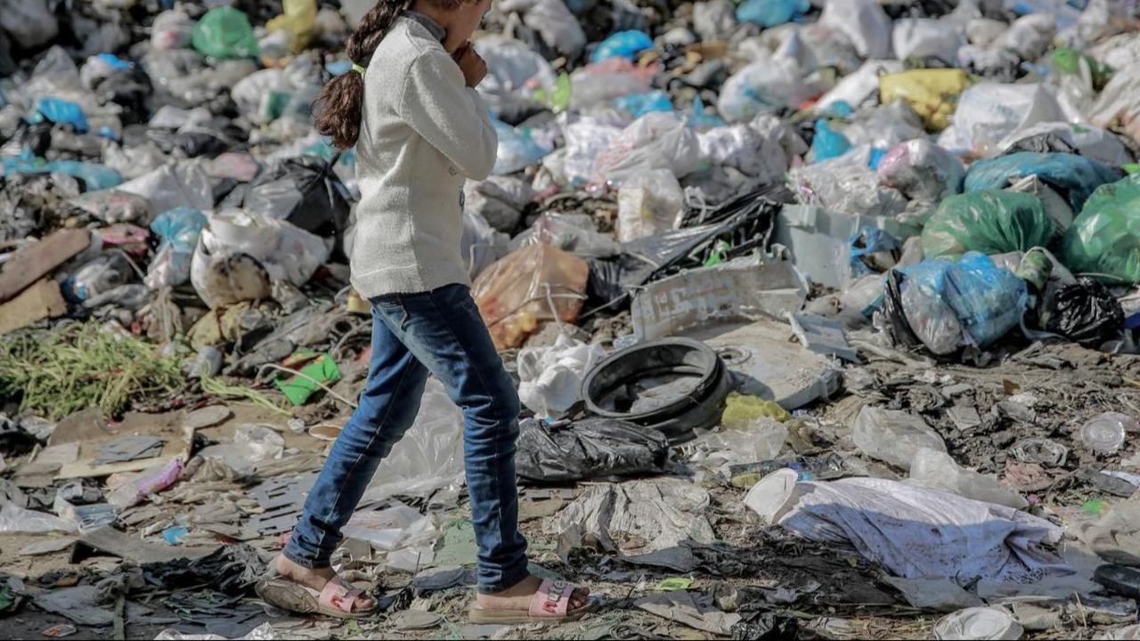 Kondisi Jalur Gaza di Palestina kian memprihatinkan di tengah pemboman dan pengepungan wilayah Palestina yang hingga saat ini masih masif dilancarkan militer zionis Israel. Foto: AFP