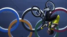 Logan Martin dari Australia beraksi di depan logo Olimpiade dalam final gaya bebas BMX putra pada Olimpiade Musim Panas 2020 di Tokyo (1/8/2021). Logo berbentuk lima buah cincin berbeda warna itu melambangkan hubungan antara lima benua dan pertemuan atlet dari seluruh dunia. (AP Photo/Ben Curtis)