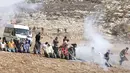 Pengunjuk rasa Palestina melaksanakan salat di tengah tembakan gas air mata oleh tentara Israel di dekat desa Beit Dajan, timur Nablus, Palestina (9/10/2020). (AFP/Jaafar Ashtiyeh)