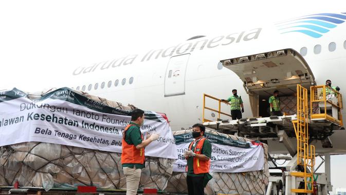 Pesawat Boeing 777-300ER Garuda Indonesia yang dicarter oleh Tanoto Foundation tiba di Bandara Internasional Soekarno Hatta, Banten, pada Senin (13/4), dengan membawa 30 ton bantuan APD dari Shanghai, Tiongkok. Dok Tanoto Foundation
