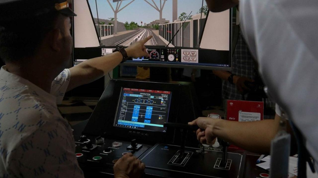 Dalam rangka memeriahkan Hari Ulang Tahun (HUT) Jakarta ke-497, PT LRT Jakarta menyediakan sebuah simulator kereta atau train simulator di area Pekan Raya Jakarta (PRJ) atau Jakarta Fair 2024. Foto: Liputan6.com / Herman Zakharia)<br>