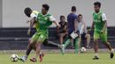 Pemain Bhayangkara FC, Herman Dzumafo, menggiring bola saat latihan di Lapangan ABC Senayan, Jakarta, Rabu (13/2). Latihan ini merupakan persiapan Piala Indonesia dan Piala Presiden. (Bola.com/Yoppy Renato)