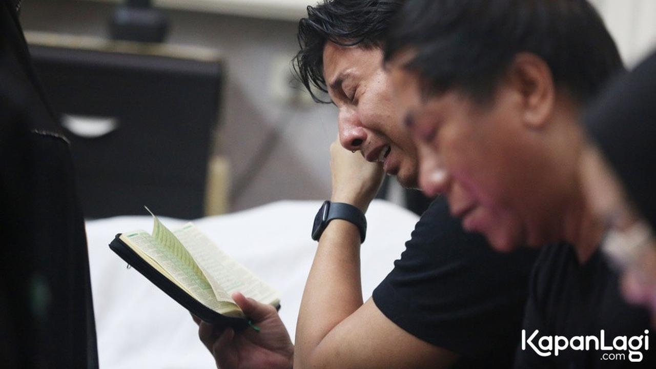 10 Potret Sonny Septian di Pemakaman Sang Bunda, Tak Kuasa Bendung Air Mata - Ikut Turun ke Liang Lahat Meski Masih Pakai Penyangga Leher