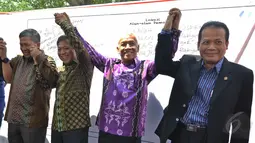 Setya Novanto (kedua kiri) bersama para pemimpin DPR meresmikan rencana pembangunan Alun-alun Demokrasi di Komplek Parlemen Senayan, Jakarta, Kamis (21/5/2015). Alun-alun demokrasi diperuntukan bagi masyarakat untuk berdemo. (Liputan6.com/Andrian M Tunay)