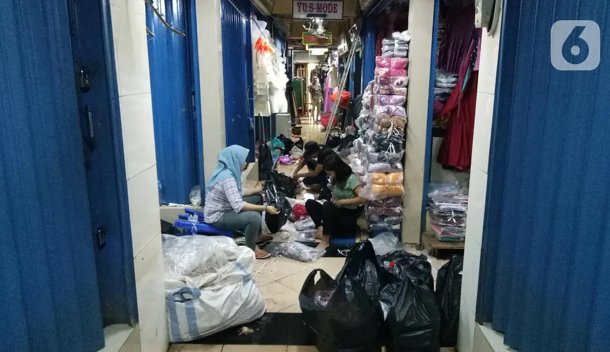 Para pedagang merapikan toko mereka usai banjir merendam Pasar Cipulir, Jakarta, Jumat (3/1/2020). Meski banjir telah surut, akitivitas jual beli di Pasar Cipulir masih belum kembali normal. (Liputan6.com/Angga Yuniar)
