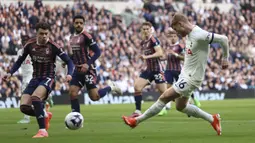 Striker Tottenham Hotspur, Timo Werner (kanan) melepaskan umpan ke depan gawang Nottingham Forest yang menghasilkan gol bunuh diri pada laga pekan ke-32 Premier League 2023/2024 di Tottenham Hotspur Stadium, London, Minggu (7/4/2024) malam. (AP Photo/Ian Walton)