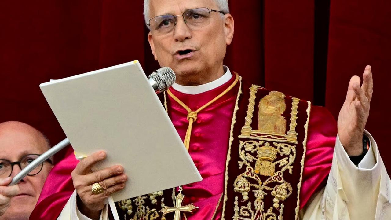 FOTO: Asap Putih Muncul di Kapel Sistina, Robert Prevost Terpilih Jadi Paus Leo XIV