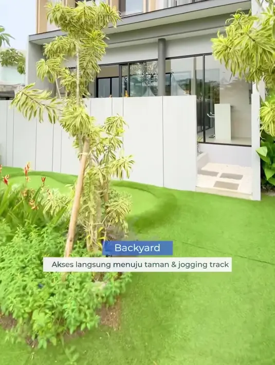 Rumah ini memiliki fasad rumah minimalis, dengan beberapa pilar di bagian atas. Dari luar, rumah tampak memiliki beberapa jendela besar. (© instagram.com/grandwisata.sinarmasland)