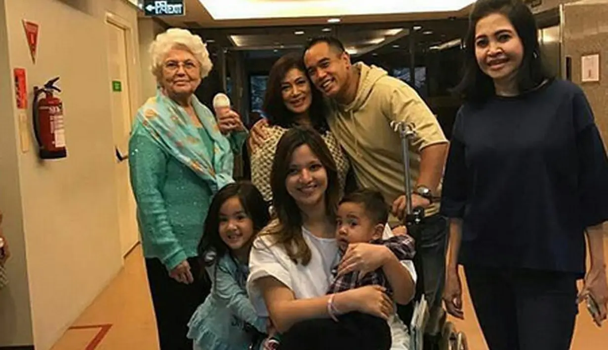 Keluarga Nia Ramadhani (Instagram/ramadhaniabakrie)