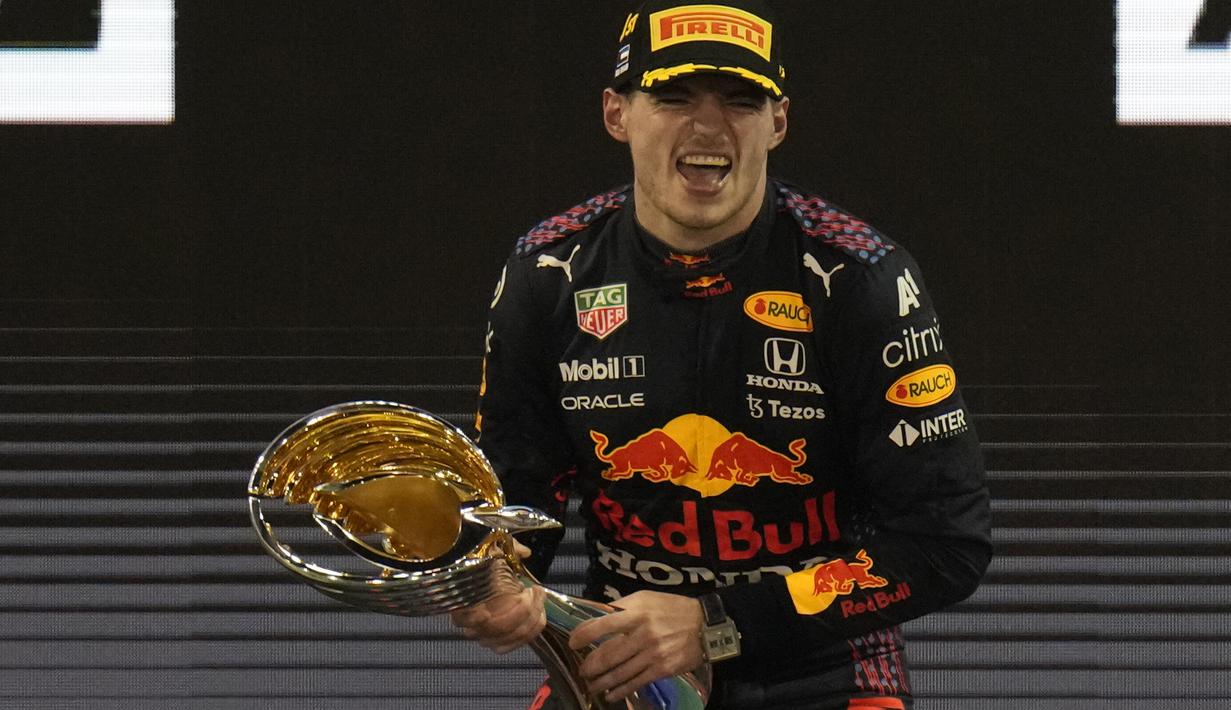 Pembalap Red Bull Racing Honda, Max Verstappen, meluapkan kegembiraannya usai merebut kemenangan dalam balapan pamungkas Formula 1 GP Abu Dhabi di Sirkuit Yas Marina pada Minggu (12/12/2021). Dengan begitu, pembalap Belanda ini sukses mengunci gelar dunianya yang pertama. (AP Photo/Hassan Ammar)