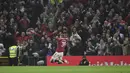 Gelandang Manchester United, Scott McTominay berselebrasi usai mencetak gol ke gawang Burnley pada pertandingan lanjutan Liga Inggris di di Old Trafford, Inggris, Jumat (31/12/2021). Berkat kemenangan tersebut, Man United naik satu tingkat di klasemen sementara Premier League. (AP Photo/Rui Vieira)