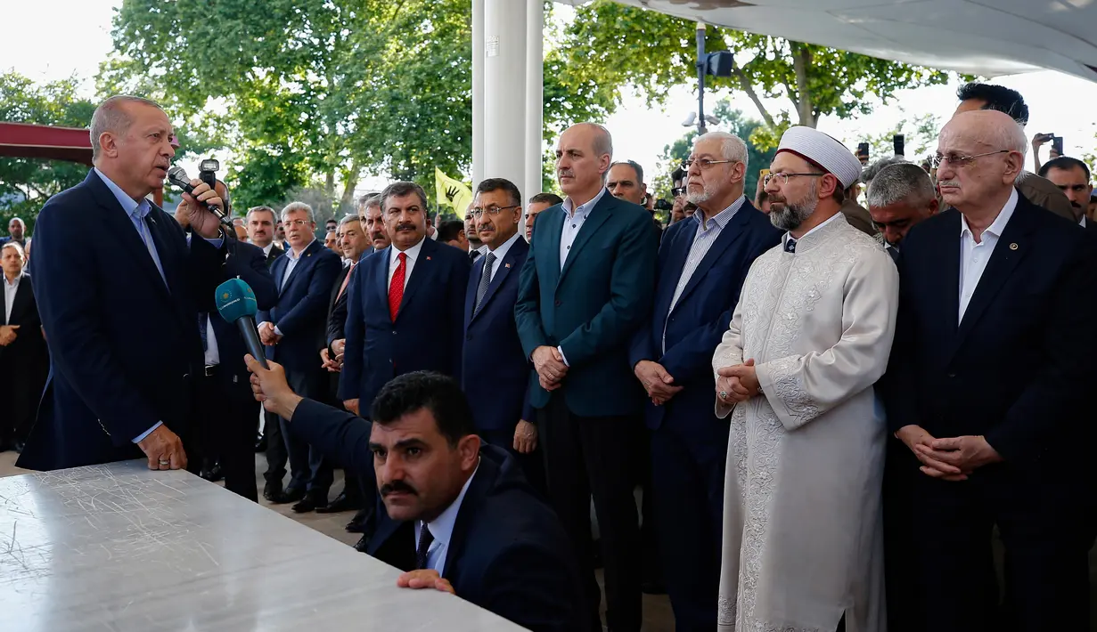 Presiden Turki Recep Tayyip Erdogan berbicara usai menunaikan salat gaib untuk mantan Presiden Mesir Mohammed Morsi di Masjid Fatih, Istanbul, Selasa (18/6/2019). Erdogan menyebut Mohammed Morsi telah mati syahid. (AP Photo/Emrah Gurel)