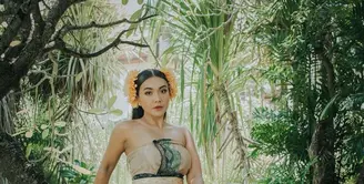 Inilah penampilan Denada dalam pemotretan terbarunya bersama fotografer asal Bali, Gung Ama. (Instagram/denadaindonesia).