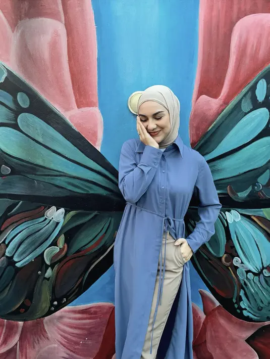 <p>Untuk gaya yang makin memikat, Irish juga tampil dengan paduan warna yang begitu cantik. [Foto: Instagram/ Irish Bella]</p>