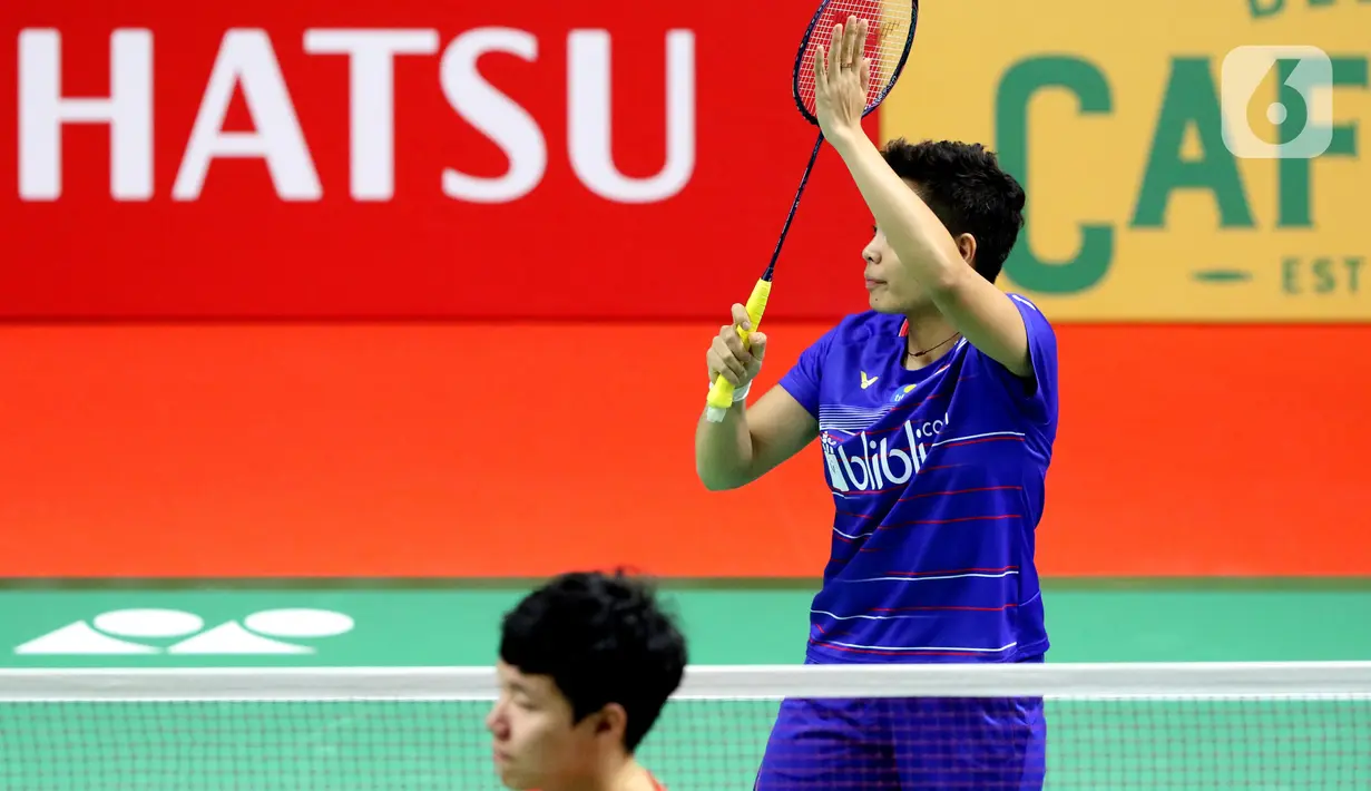 Pebulutangkis Indonesia, Apriyani Rahayu (kanan) usai melawan Seo Seung Jae/Chae Yujung (Korea Selatan) pada babak pertama ganda campuran Indonesia Master 2020 di Istora GBK, Jakarta, Rabu (15/1/2020). Pertandingan tidak dilanjutkan karena Chae Yujung cedera. (Liputan6.com/Helmi Fithriansyah)
