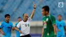 Wasit Ginanjar Rahman Latief memberikan kartu merah kepada pemain PSS Sleman, Fabiano Beltrame, saat melawan Persela Lamongan pada laga Piala Menpora 2021 di Stadion Si Jalak Harupat, Bandung, Minggu (28/3/2021). PSS Sleman bermain imbang atas Persela Lamongan 0-0. (Bola.com/M Iqbal Ichsan)