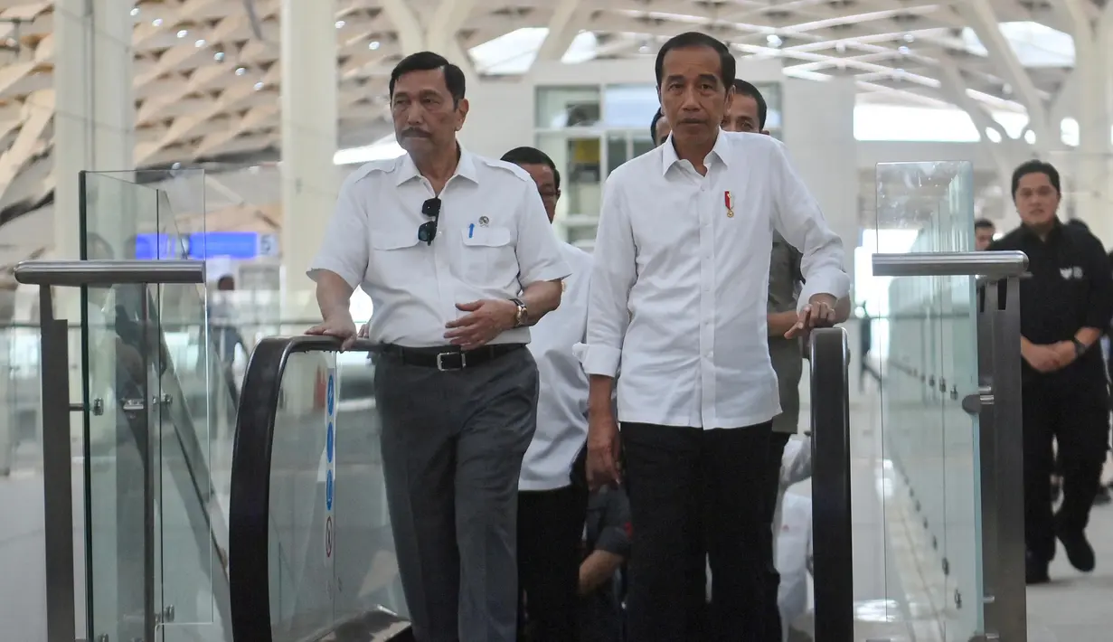 Bersama Menteri Koordinator Bidang Kemaritiman dan Investasi Luhut Binsar Pandjaitan (kiri), Presiden Indonesia Joko Widodo (kanan) tiba di stasiun Halim sebelum melakukan uji coba kereta cepat Jakarta-Bandung di Jakarta pada 13 September 2023. (Akbar Nugroho Gumay/Antara Foto/AFP)