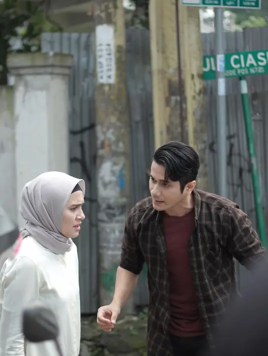 <p>Memutuskan untuk total menutup aurat, tentu ada perbedaan kontras terkait peran Zee Zee di depan kamera. Jika sebelumnya ia sangat lekat dengan peran sebagai antagonis, Zee Zee kini lebih sering bermain sebagai protagonis. (FOTO: instagram.com/zeezeeshahab)</p>