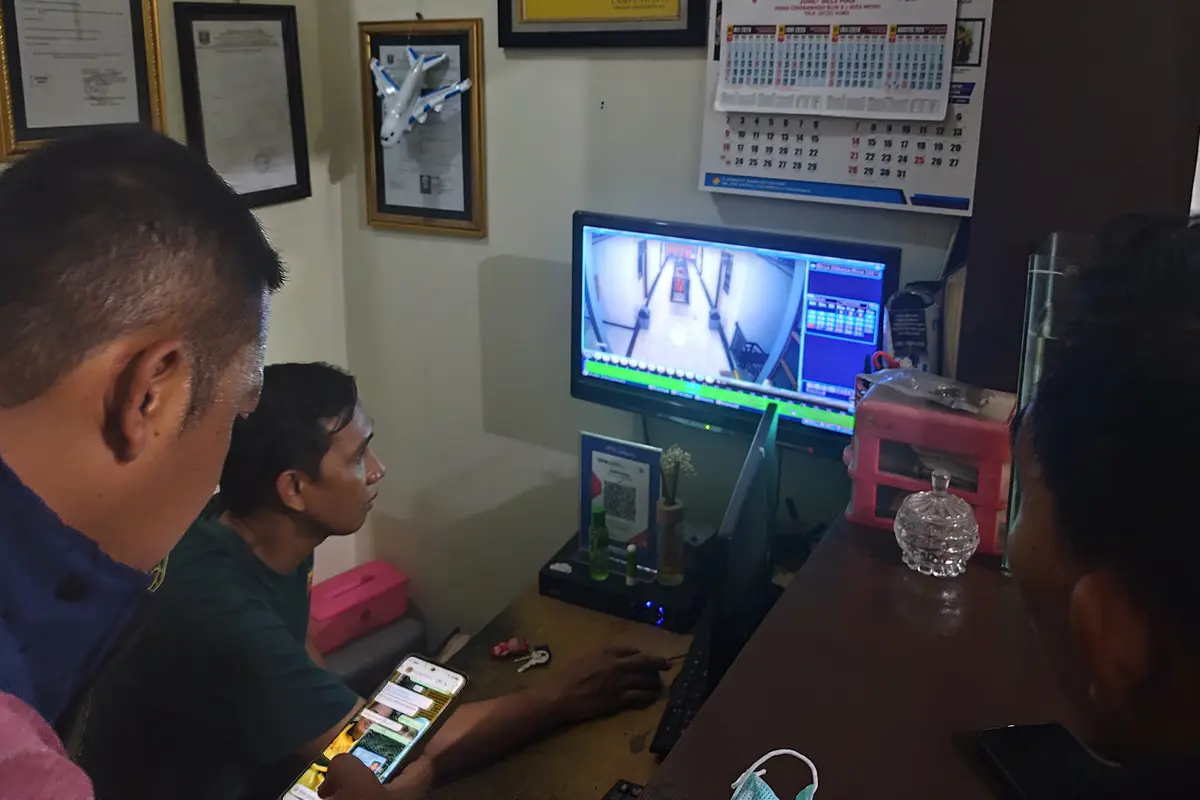 Petugas mengecek rekaman CCTV penginapan untuk melihat aktivitas terakhir kali yang dilakukan korban sebelum ditemukan tewas. (Dok. Istimewa).