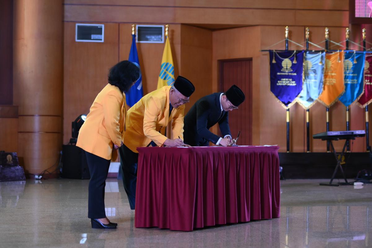 Bupati Trenggalek Mochamad Nur Arifin menandatangani Nota Kesepahaman (MoU) dengan Universitas Terbuka
