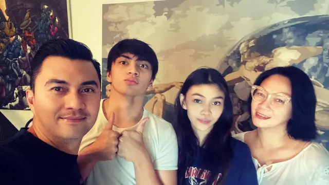 6 Potret Kebersamaan Dian Nitami dan Putra Bungsunya, Bak Kakak Adik