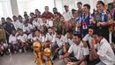 Tim Arema Cronus bersama Walikota Batu, Eddy Rumpoko, foto bersama trophy Piala Bhayangkara saat kunjungan selama dua jam ke kantor Pemkot Batu. (Bola.com/Iwan Setiawan)