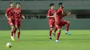 Para pemain Bahrain berlatih saat uji coba lapangan di Stadion Pakansari, Bogor, (26/4/2018). Bahrain tampil dengan pemain muda pada PSSI Anniversarry Cup 2018 . (Bola.com/Nick Hanoatubun)