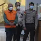 Tersangka Wali Kota Bekasi Effendi usai menjalani pemeriksaan di Gedung KPK, Jakarta, Kamis (6/1/2022). Sebanyak 9 tersangka dihadirkan termasuk Wali Kota Bekasi, Rahmat Effendi usai Operasi Tangkap Tangan (OTT). (Liputan6.com/Faizal Fanani)