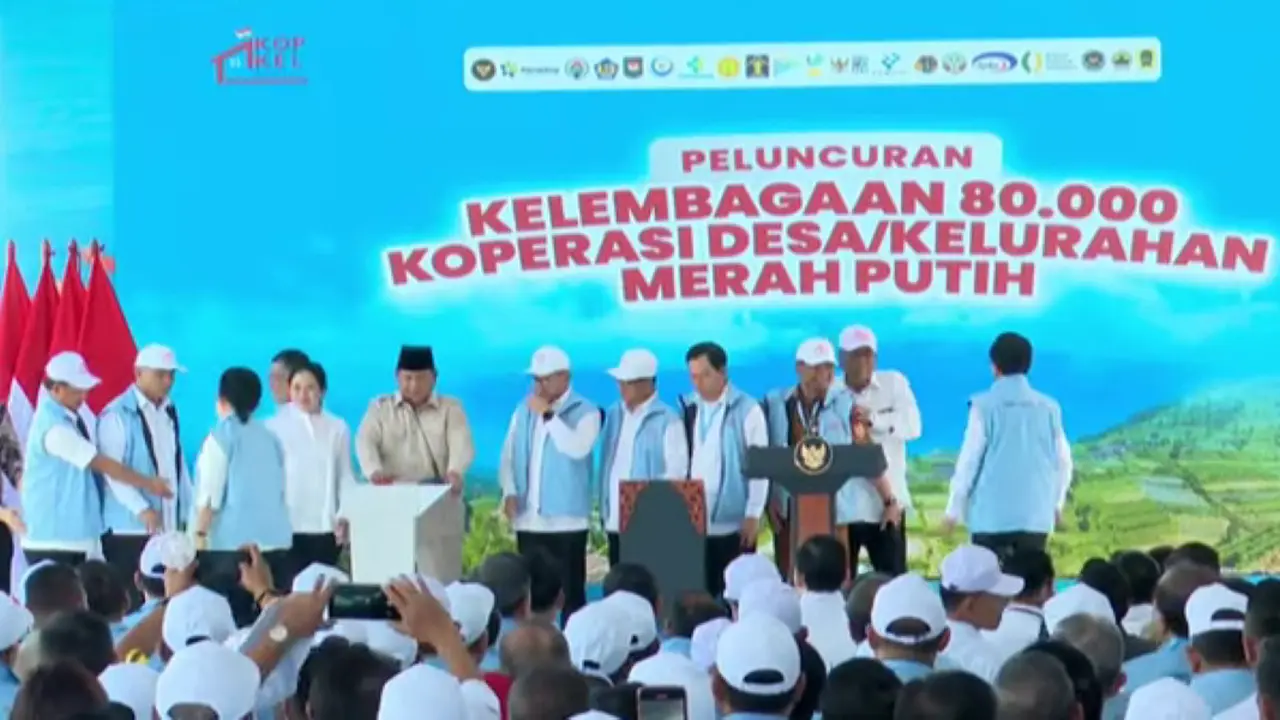 Presiden Prabowo Subianto mengajak pimpinan lembaga ke atas panggung dalam acara peluncuran Koperasi Desa Merah Putih di Klaten, Jawa Tengah, Senin (21/7/2025). (YouTube Sekretariat Presiden)