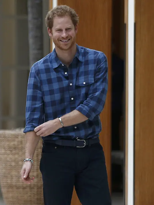 Bertemu dengan seorang pangeran Inggris, RiRi tampil sangat rupawan. Dengan rambut hitam nan panjang yang diikat ekor kuda, ia mengenakan dress hitam v-neck dan aksesoris gelang berwarna emas. (AFP/Bintang.com)