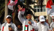 Ketua Dewan Pembina Partai Gerindra Prabowo Subianto, menyapa para masa yang hadir dalam aksi pendukung untuk Palestina. (Liputan6.com/Miftahul Hayat)