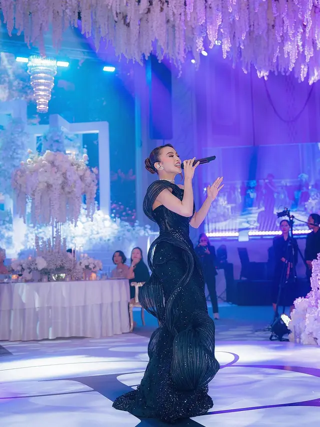 6 Gaya Pengantin Baru Mahalini Kembali Manggung usai Menikah, Tampil Anggun Dibalut Gaun Rancangan Desainer Pernikahannya